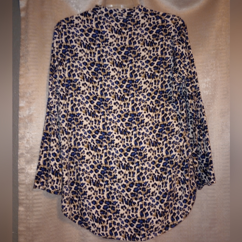 Woman's print top. Size L